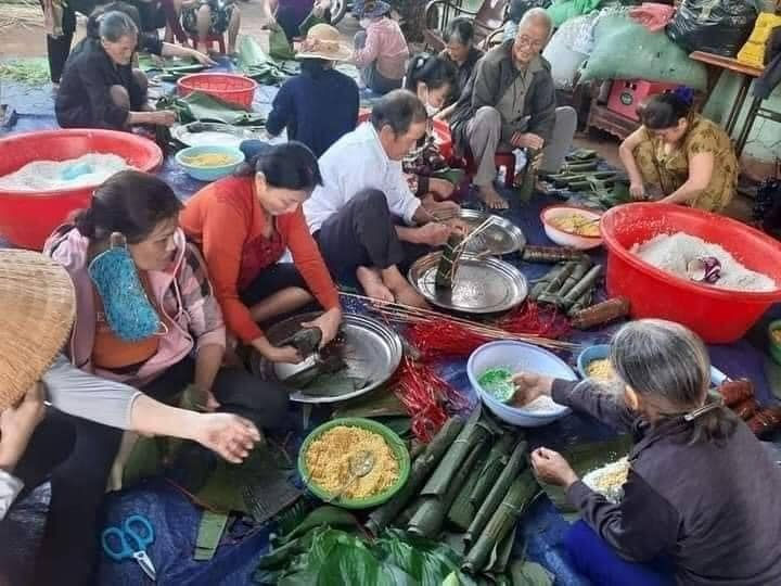 Người dân thị trấn Quảng Phú, Đăk Lawk gói bánh tét cứu trợ cho miền Trung. Ảnh: DĐTN