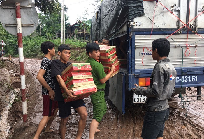 Vận chuyển hàng tiếp tế cho người dân vùng lũ huyện Hướng Hóa, Quảng Trị. Ảnh: Kinh tế & Đô thị