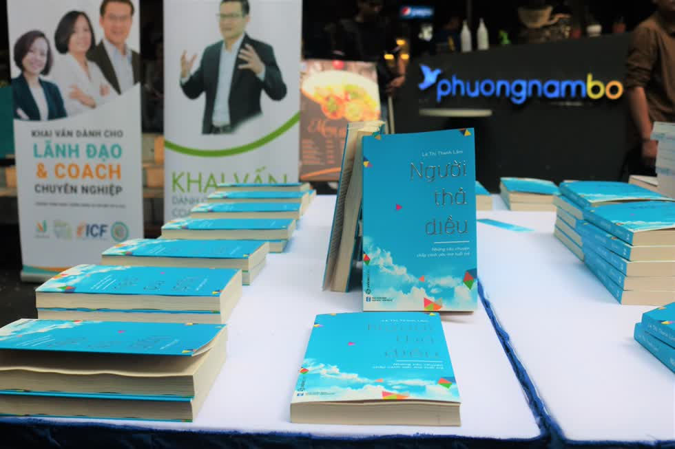 Quyển sách đầu tay “ Người thả diều ” kể về những câu chuyện kinh doanh và nuôi dưỡng ước mơ tuổi trẻ của bà Lê Thị Thanh Lâm, được trưng bày trong “ Tuần lễ Doanh nhân và Sách năm 2020 ”. Ảnh: Xuyến Kim.