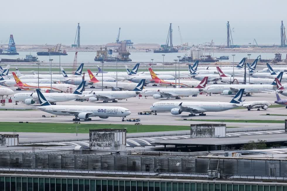  Máy bay do  Cathay Pacific Airways  và đơn vị Cathay Dragon của hãng vận hành đã đứng trên đường băng tại Sân bay Quốc tế Hong Kong. Ảnh: Bloomberg  
