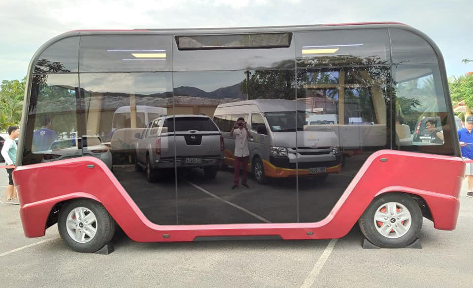 Trước đó, một chiếc xe buýt với ngoại thất màu đỏ cùng logo Vinfast đã xuất hiện tại thành phố Nha Trang. 
