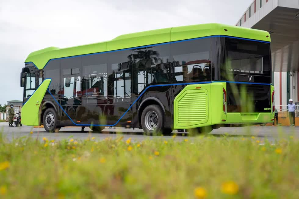 Xe buýt điện 'xịn xò' của VinFast: Sạc đầy trong 2 tiếng, giá vé sinh viên