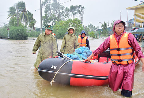 Lực lượng chức năng hỗ trợ người dân đến khu vực an toàn. 
