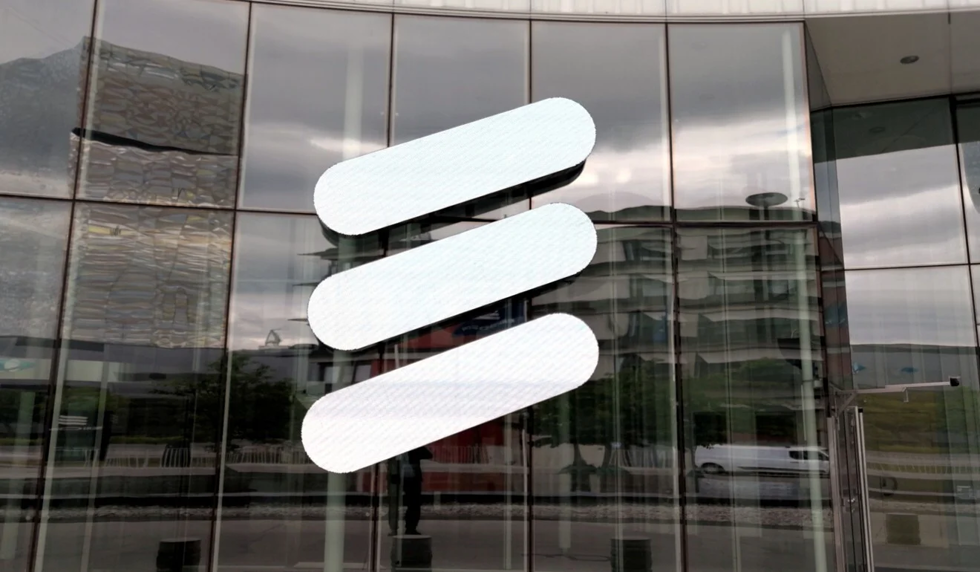 Logo Ericsson tại trụ sở của gã khổng lồ viễn thông ở Stockholm. Ảnh: Reuters