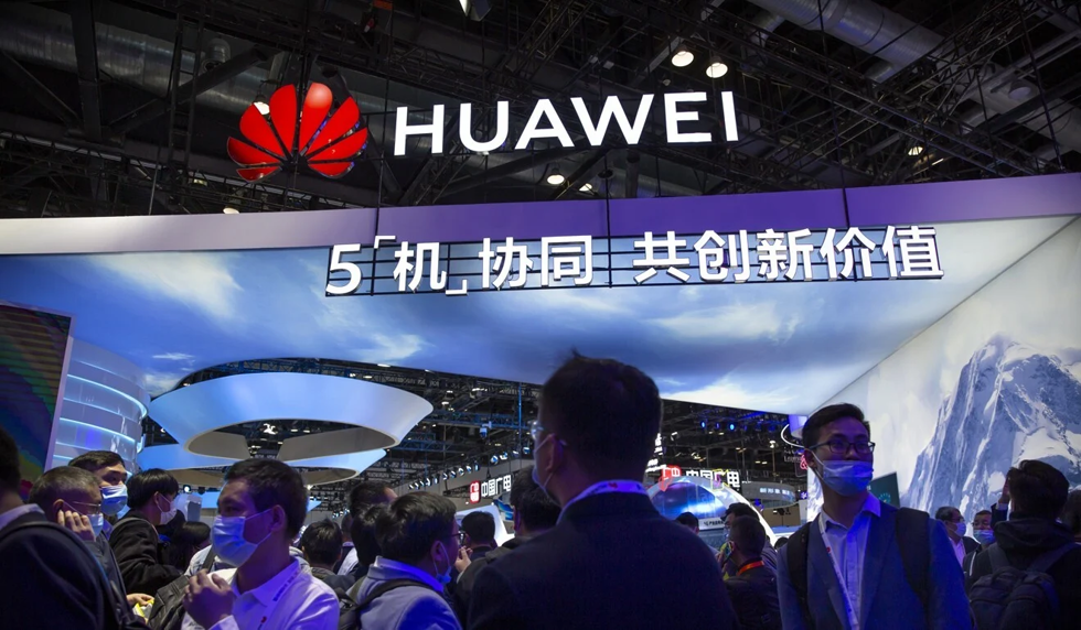 Một gian hàng cho Huawei tại PT Expo ở Bắc Kinh vào tuần trước. Ảnh: AP