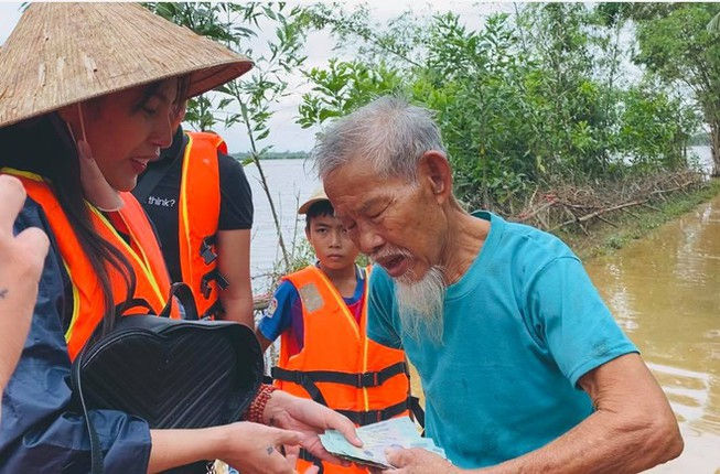 Thủy Tiên trao tiền mặt cho người dân gặp khó khăn do thiên tai, mưa lũ tại miền Trung.