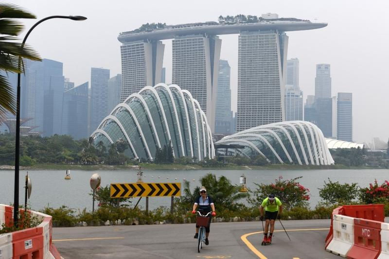 Người dân đi làm vào buổi sáng ở Singapore, ảnh chụp vào ngày 15/9/2019. Ảnh: AFP