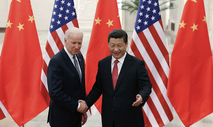 Cựu phó tổng thống Mỹ Joe Biden (trái) bắt tay Chủ tịch Tập Cận Bình trong chuyến thăm Trung Quốc hồi năm 2013. Ảnh: AP.