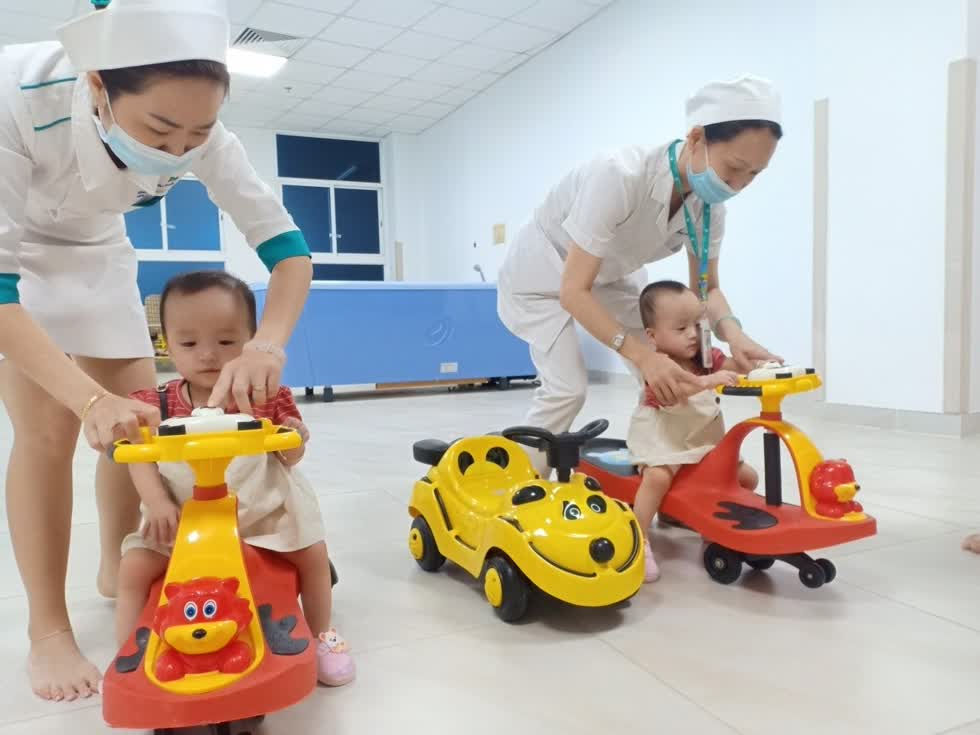 Sau khi kiểm tra sức khỏe, hai bé được chơi đùa cùng các cô y tá tại bệnh viện.