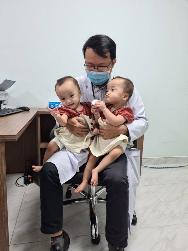 Hình ảnh mới nhất của hai bé Trúc Nhi - Diệu Nhi sau 15 ngày xuất viện