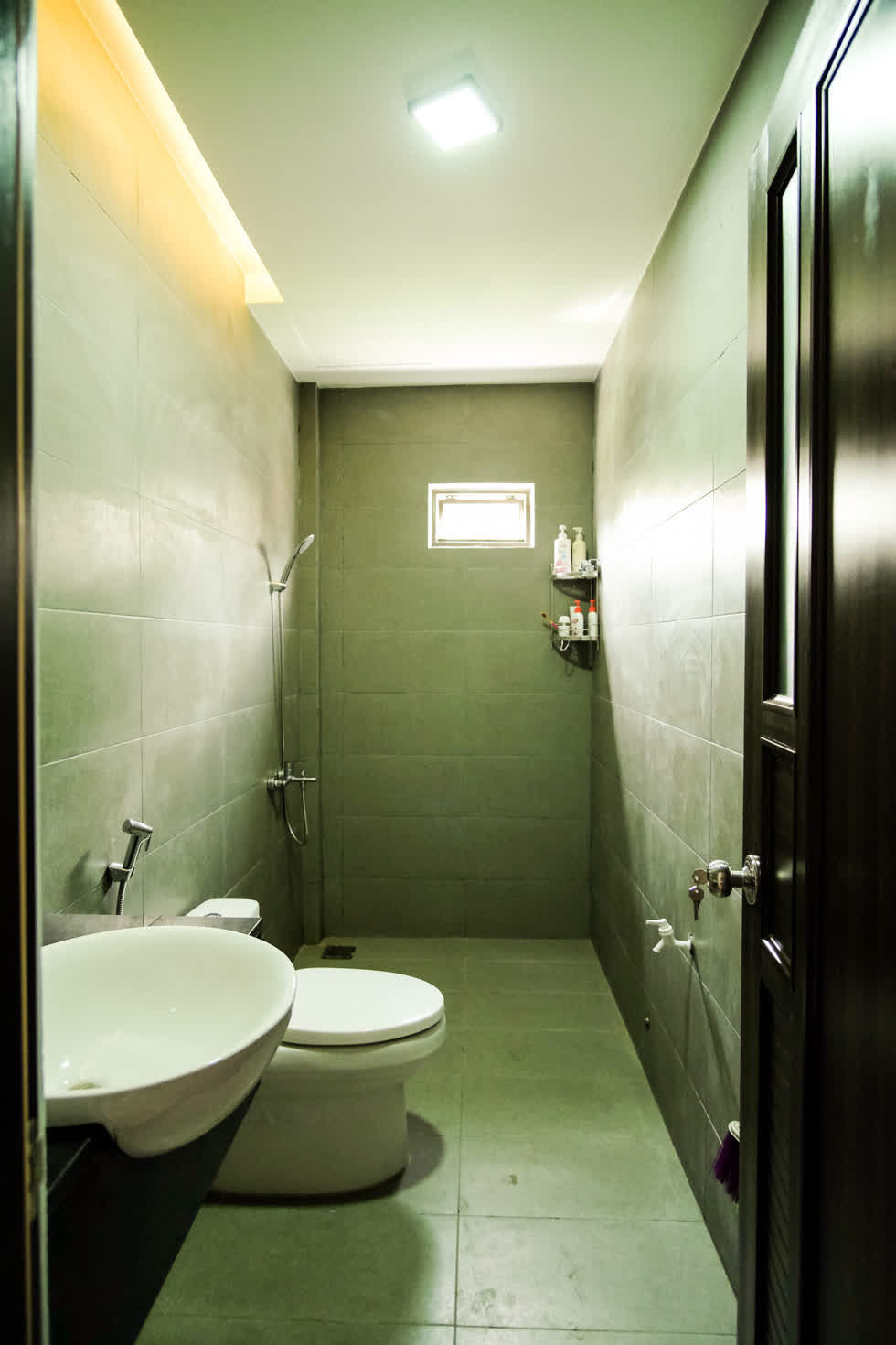 Phòng vệ sinh được ốp gạch và sàn đồng màu tạo cảm giác gọn gàng, sạch sẽ hơn.