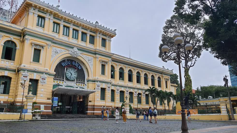 Vốn là nơi thu hút nhiều khách ngoại quốc nhất ở Sài Gòn, Bưu điện Thành phố vẫn đìu hiu du khách sau COVID-19. Ảnh: Xuyến Kim.