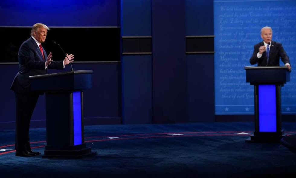 Tổng thống Trump (trái) và ứng viên đảng Dân chủ Joe Biden trong cuộc tranh luận cuối cùng ở thành phố Nashville, bang Tennesse, hôm 22/10. Ảnh: AFP.