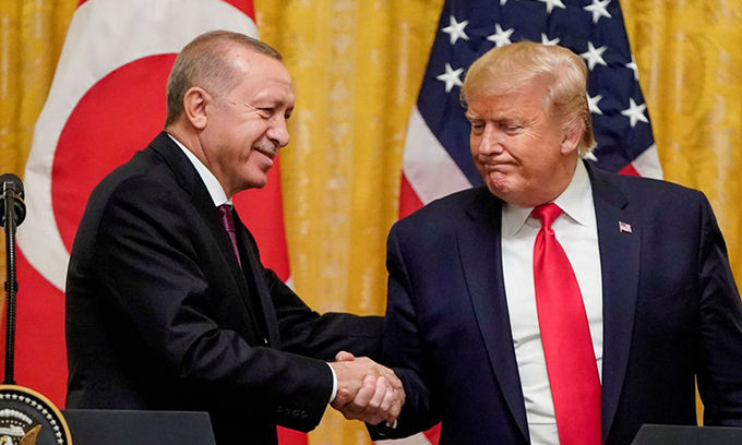 Trump (phải) bắt tay Erdogan tại Nhà Trắng hồi tháng 11/2019. Ảnh: AFP.