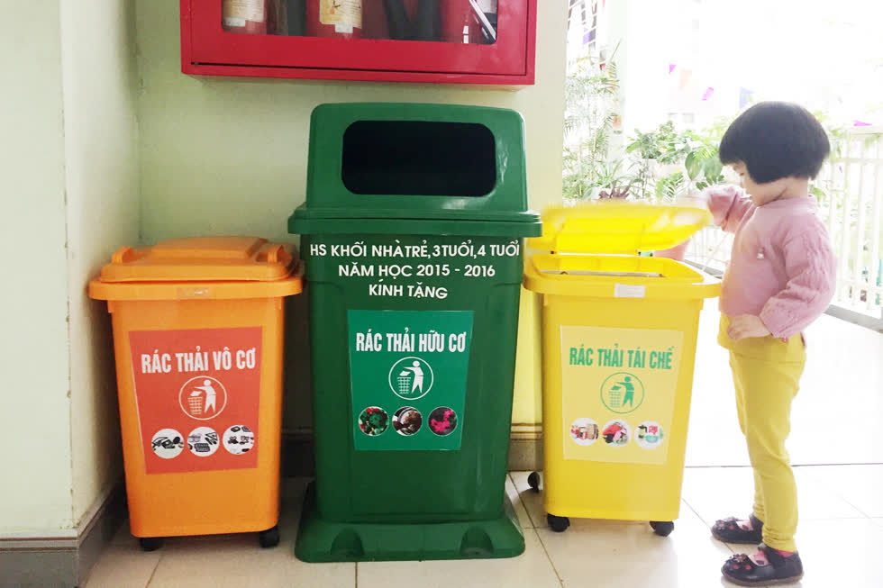 Phân loại rác thải tại Trường Mầm non Hoa Hồng, TP Hạ Long. Ảnh: Internet.
