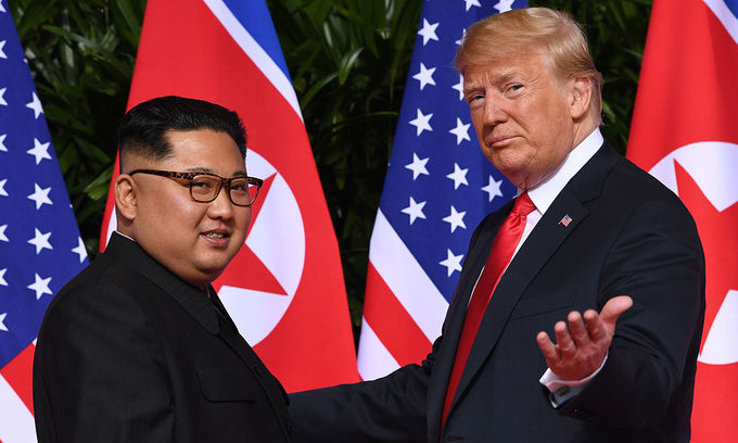 Tổng thống Donald Trump (phải) và Chủ tịch Kim Jong-un tại hội nghị thượng đỉnh ở Singapore, hồi tháng 6/2018. Ảnh: AFP.