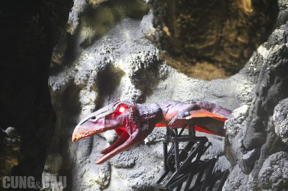 Công viên khủng long sở hữu 12 Robot khủng long lớn nhỏ gồm loài khủng long bò sát và bay được.