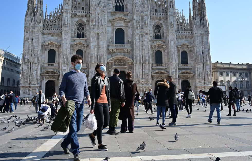   Người dân đeo khẩu trang phòng dịch COVID-19 tại Quảng trường del Duomo ở Milan, Italy ngày 17/10/2020. Ảnh: TTXVN  