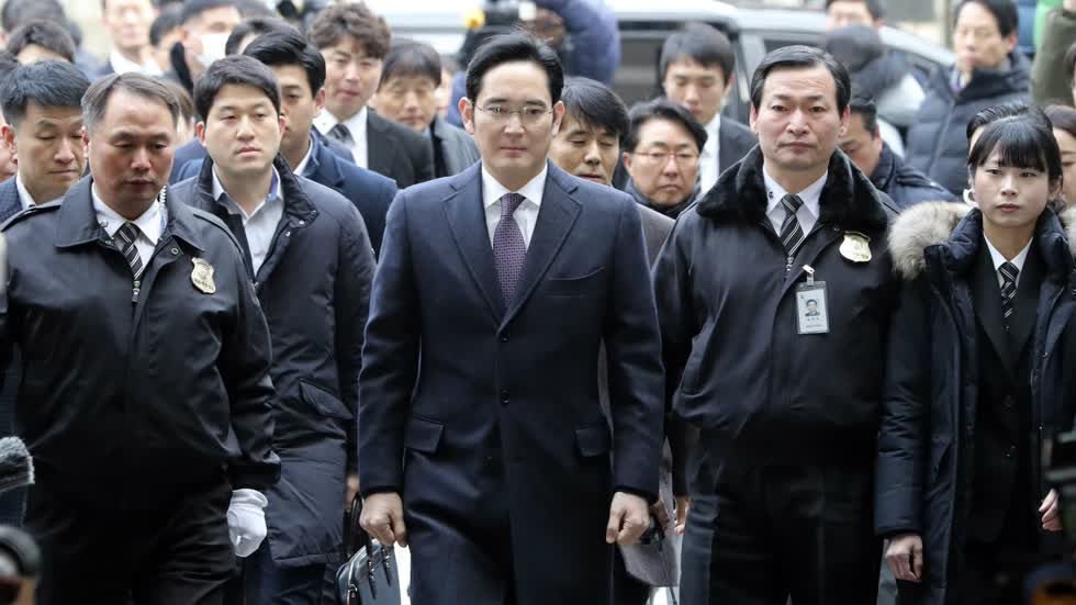 Anh em Lee Jae Yong (ở giữa) có thể phải bán cổ phần để trả thuế thừa kế. Ảnh: Yonap