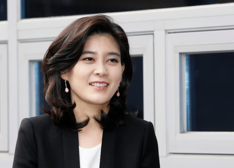 Lee Boo Jin (sinh năm 1970) là con gái đầu của Chủ tịch Lee Kun Hee, người vừa qua đời hôm 25/10. Lee Boo Jin tốt nghiệp Đại học Yonsei - ngôi trường top đầu ở xứ kim chi, sau đó lấy bằng MBA của Viện Công nghệ Massachusetts (Mỹ). Cố chủ tịch bắt đầu dẫn dắt con gái tham gia các hoạt động kinh doanh của gia tộc từ năm cô 21 tuổi.