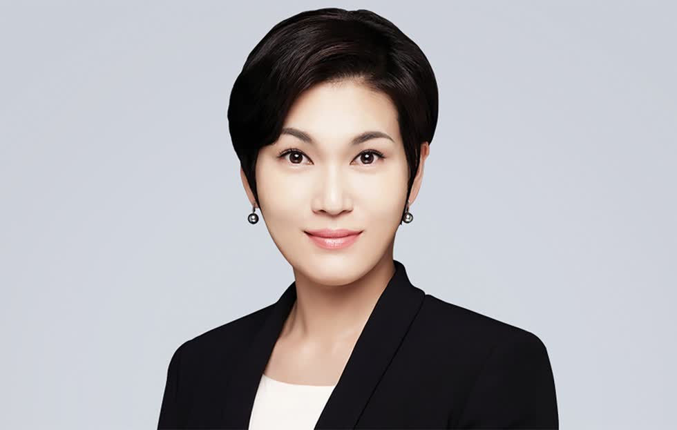 Giống với người chị của mình, em gái Lee Seo Hyun (sinh năm 1973) cũng được đánh giá cao nhờ khả năng kinh doanh nhạy bén. Người con gái thứ hai của cố chủ tịch Lee tốt nghiệp trường nghệ thuật Seoul, trước khi nhận bằng về thiết kế tại New York.