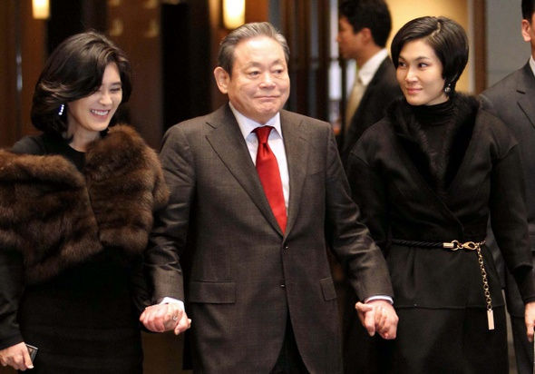 Nắm trong tay 1,7 tỷ USD, cô là nữ tỷ phú giàu thứ hai tại Hàn, sau người chị Boo Jin và xếp thứ 17 trong danh sách những người giàu nhất nước này, theo Forbes. Ở tuổi 47, Lee Seo Hyun là mẹ của 4 người con. Cô kết hôn với Kim Jae Yeol, con trai út của Chủ tịch tập đoàn DongA Ilbo, chủ của một trong những tờ báo lớn nhất Hàn Quốc.