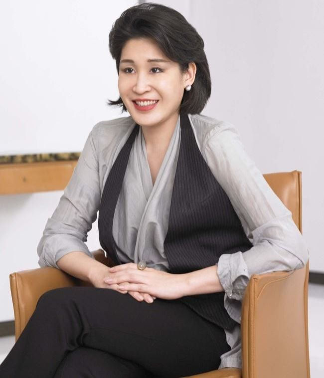 Chung Yoo Kyung (sinh năm 1974) là con gái của bà Lee Myung Hee. Cô tốt nghiệp trường thiết kế Rhode Island (Mỹ). Sau tốt nghiệp, ở tuổi 24, Chung Yoo Kyung được bổ nhiệm chức giám đốc điều hành của tập đoàn Shinsegae. Cô chứng tỏ năng lực sau khi đàm phán thành công, nhận được cái gật đầu, đồng ý hợp tác làm ăn tại thị trường Hàn Quốc của nhiều thương hiệu thời trang nước ngoài. Năm 2015, Chung Yoo Kyung trở thành phó chủ tịch của Shinsegae. 