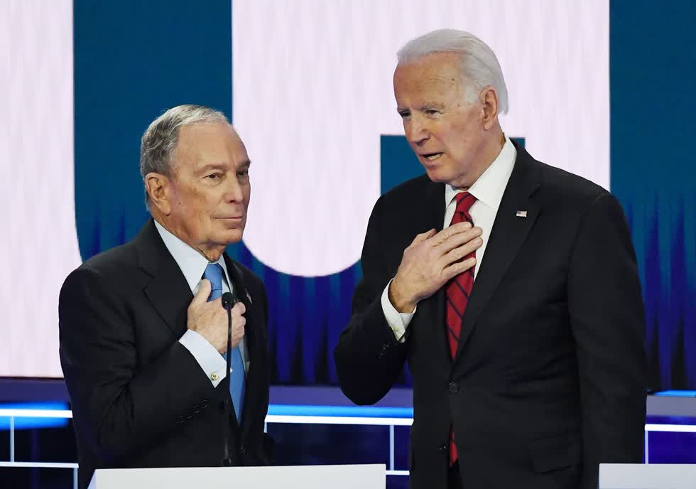 Tỷ phú Bloomberg (trái) và ông Biden hồi tháng 2/2020. Ảnh: Getty Images.