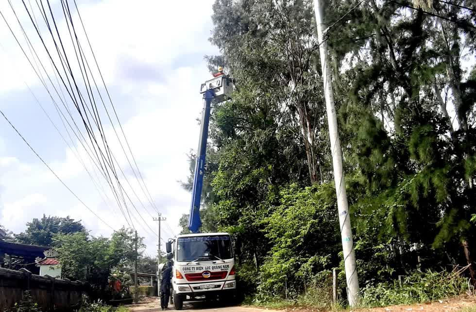 Cơ quan chức năng huy động xe chuyên dụng chặt tỉa cây cối. Ảnh: Báo Quảng Nam