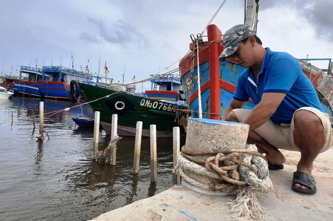 Ngư dân kiểm tra lại neo đậu tàu thuyền tại âu thuyền Tam Quang. 