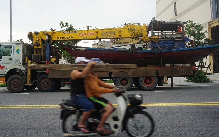 Bão số 9: Miền Trung gấp rút chèn chống nhà cửa, sơ tán dân