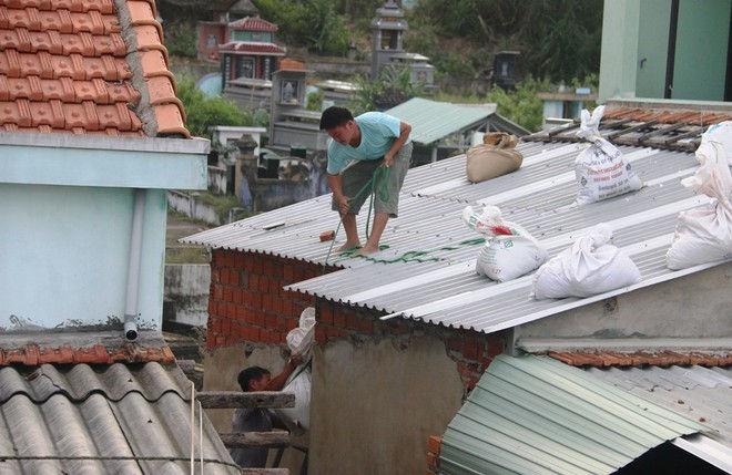 Người dân Quảng Nam chằng chống nhà cửa trước khi bão số 9 đổ bộ.