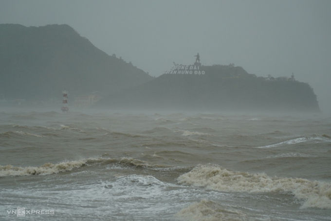 Sóng biển cuồn cuộn trước đảo Hải Minh, TP Quy Nhơn, sáng 27/10. Ảnh: Việt Quốc.