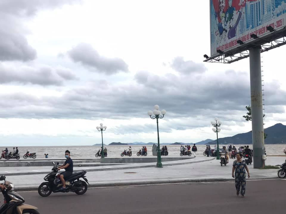 Mây đen vần vũ trên vùng biển Quy Nhơn, báo hiệu trận mưa lớn sắp kéo đến. Tỉnh Bình Định hiện có 139 tàu thuyền đang hoạt động trên biển, trong vùng biển nguy hiểm.