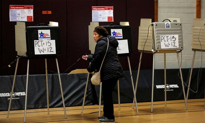 Một người phụ nữ bỏ phiếu bầu cử tại Chicago hồi tháng 3. Ảnh: Reuters.
