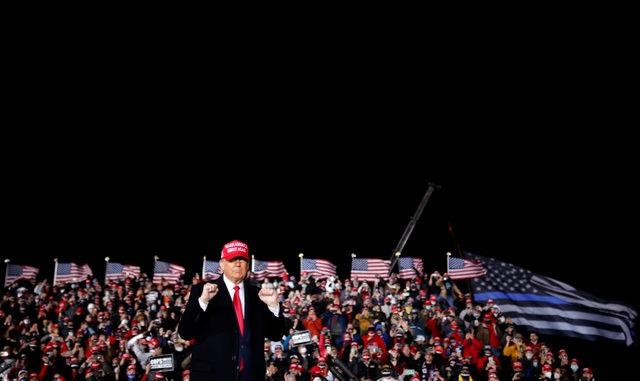 Ông Trump vận động tranh cử tại sân bay ở Janesville, bang Wisconsin ngày 17/10. Ảnh: Reuters