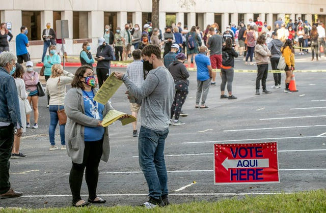 Cử tri xếp hàng chờ bỏ phiếu sớm tại một điểm bỏ phiếu ở bang Texas ngày 13/10. Ảnh: USA Today