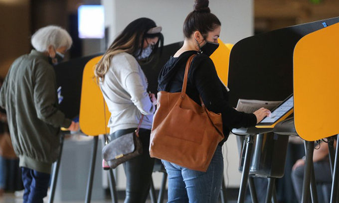 Cử tri Mỹ đi bỏ phiếu sớm trực tiếp tại điểm bầu cử ở thành phố Los Angeles, bang California hôm 25/10. Ảnh:AFP.