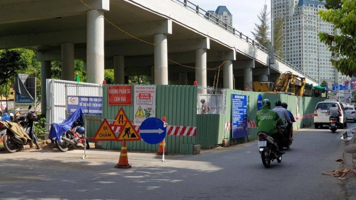 Dự án  nâng cấp đường Nguyễn Hữu Cảnh vẫn đang thi công. Ảnh: Báo Giao Thông.