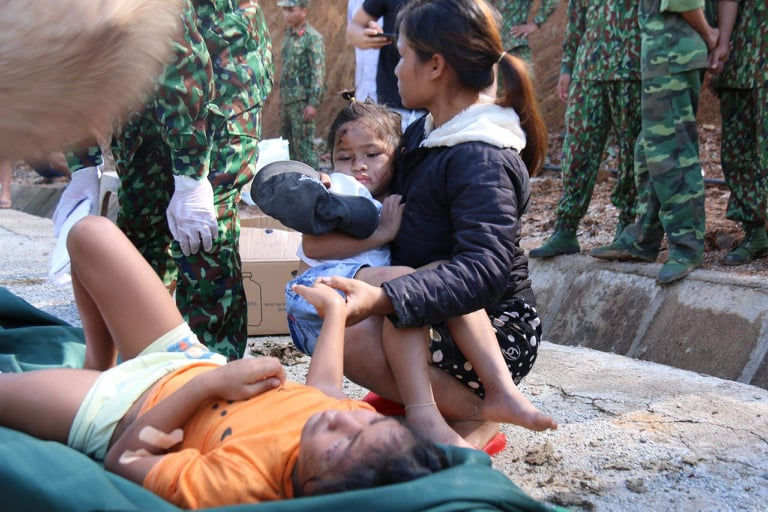 Hai cháu bé con của chị Hồ Thị Hà (28 tuổi) được lực lượng chức năng đưa ra khỏi hiện trường, kịp thời cứu chữa, cha chị Hà là một trong số các nạn mất trong vụ sạt lở. Ảnh: ANTT