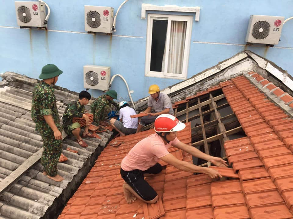 Bão tan, Đồn Biên phòng Lý Sơn giúp nhân dân lợp lại mái nhà, khắc phục sự cố. Ảnh: Fanpage Đảo Lý Sơn