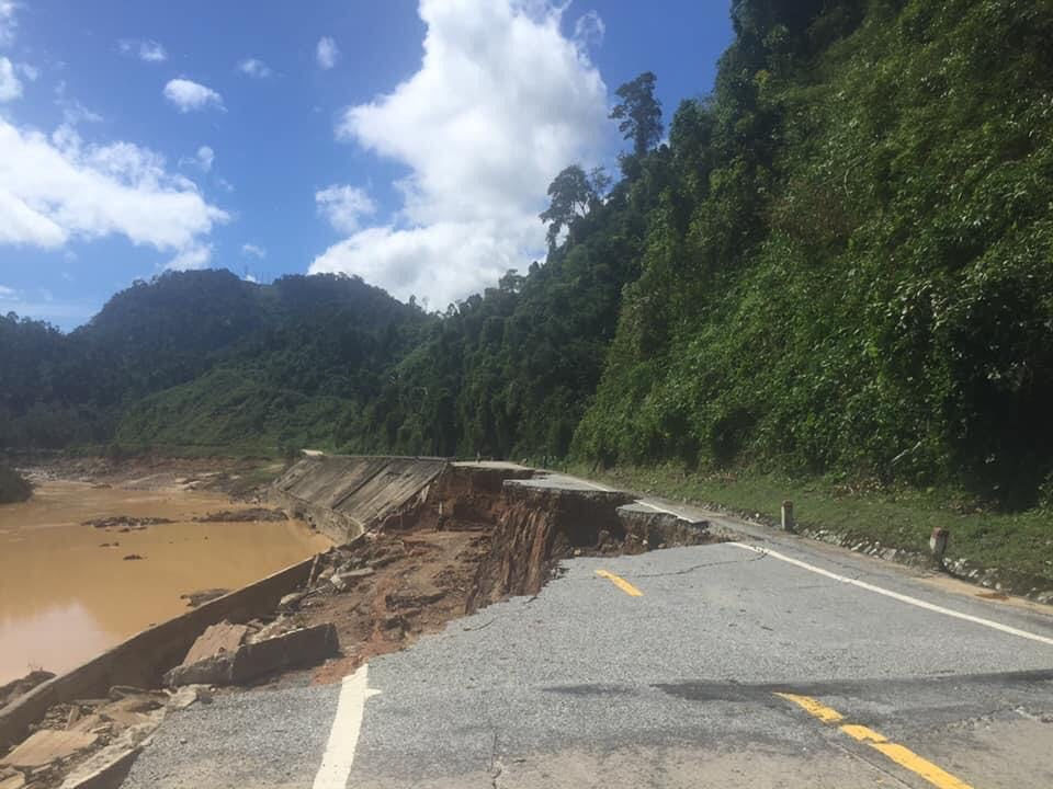 Đường HCM đoạn km 1354 thuộc huyện Phước Sơn, Quảng Nam bị sạt lở nghiêm trọng, giao thông tê liệt. Ảnh Lê Sỹ Ba