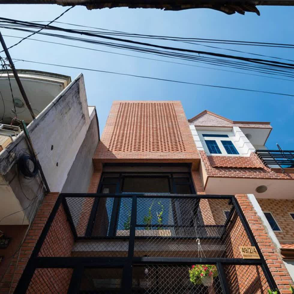 Nhà siêu nhỏ thiết kế gạch trần lạ mắt ở Sài Gòn