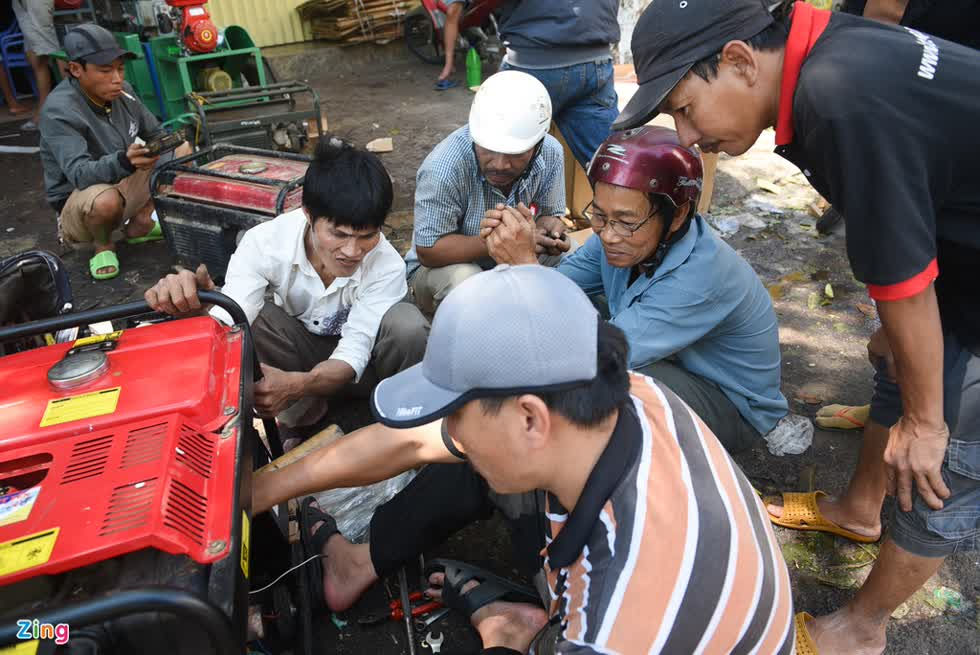 Đến 11h, một loạt các cửa hàng đồ điện trên trục đường Quang Trung thông báo máy phát điện đã cháy hàng.