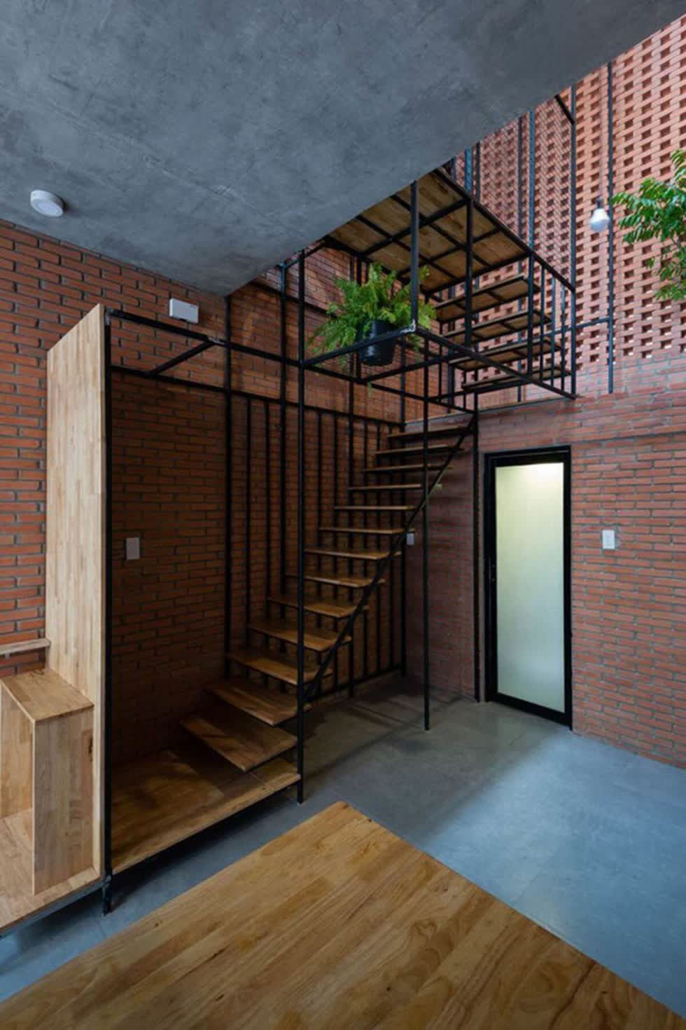 Kiến trúc sư cũng đã khéo léo thiết kế cầu thang được đặt ở góc nhà, với hệ kết cấu thép tạo nên sự thanh mảnh, thông thoáng cho căn nhà nhỏ.