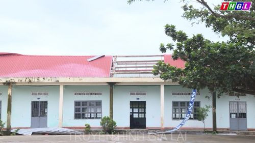 Sau bão số 9, một trường học bị tốc mái trên địa bàn thị xã An Khê, Gia Lai. Ảnh: THGL