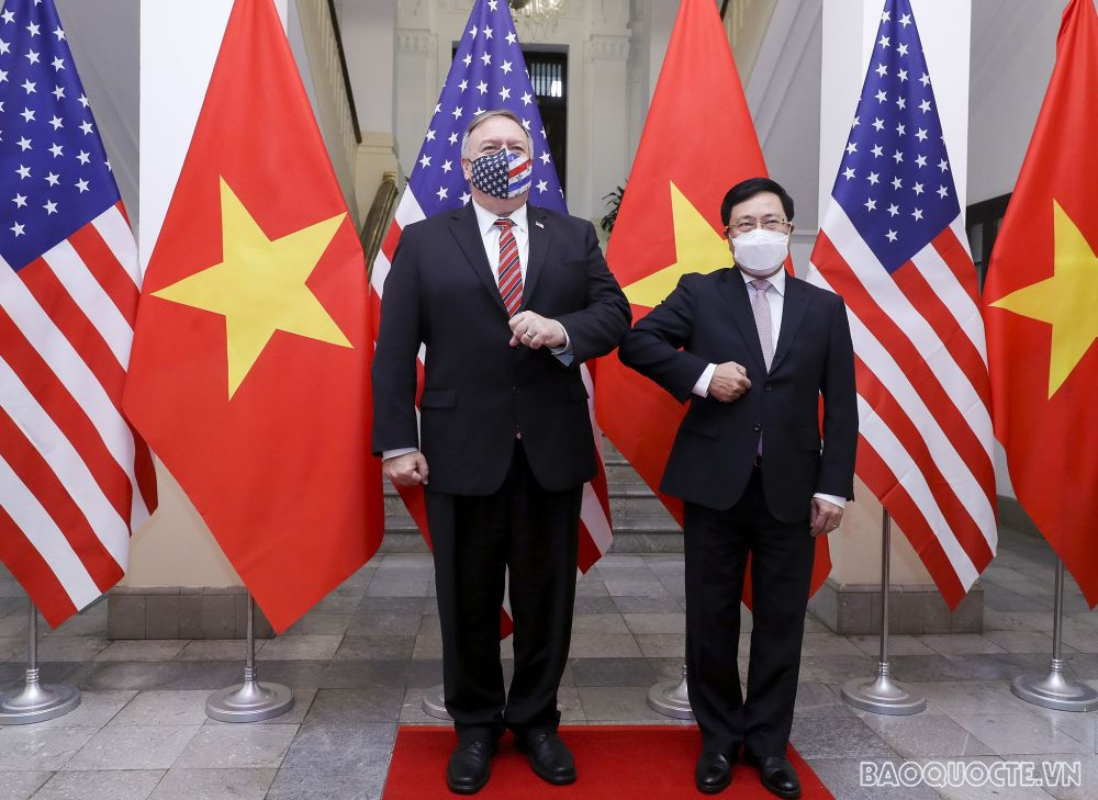 Phó Thủ tướng, Bộ trưởng Ngoại giao Phạm Bình Minh và Ngoại trưởng Hoa Kỳ Michael Pompeo bắt tay thời COVID-19. 