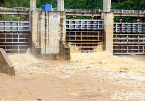 Nhiều nhà máy thủy điện ở Nghệ An xả lũ do mưa to, nước sông lên cao. Ảnh: Báo Nghệ An