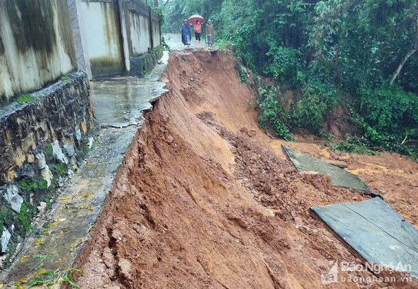 46 hộ dân ở huyện Anh Sơn (Nghệ An) đã di tản ra khỏi vùng có nguy cơ sạt lở đất. Ảnh: Báo Nghệ An 