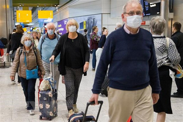 Hành khách tại sân bay Heathrow ở London, Anh. Ảnh: AFP/TTXVN